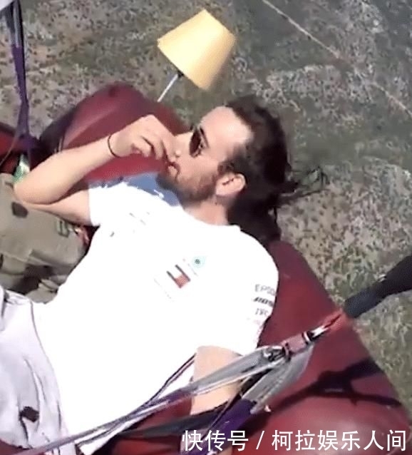 真怕|外国人控制人口又有新方法?土耳其男子在天上坐在沙发,真怕翻了!