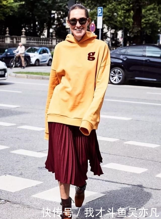 卫衣|卫衣+半裙=早秋最火混搭套路,时髦炸了