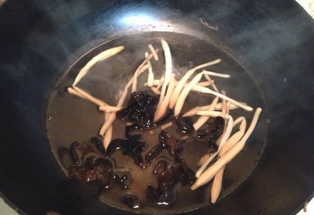 龙果皮|火龙果的皮还可以“入菜”,富含花青素,简单处理凉拌,一举三得