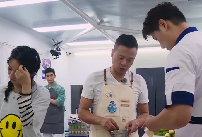  被删|《中餐厅》再现神剪辑，赵丽颖干活镜头被删，其实一人忙到深夜！