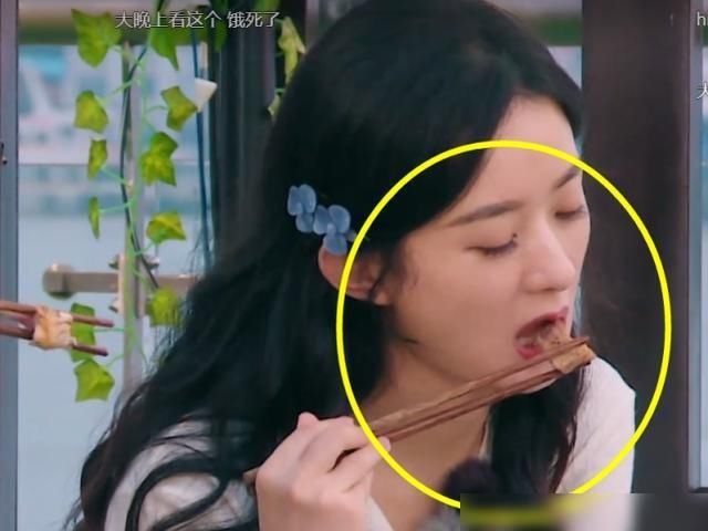  脱妆|赵丽颖吃烧烤忘定妆，烟熏火燎下热到脱妆，素颜让导演不想拍近景