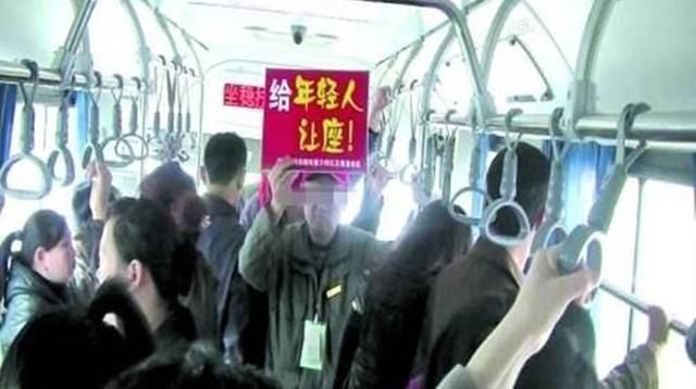 爱心座椅|老人抱着熟睡的孩子坐公交,上车后无一人让座,蹲地抱娃引热议