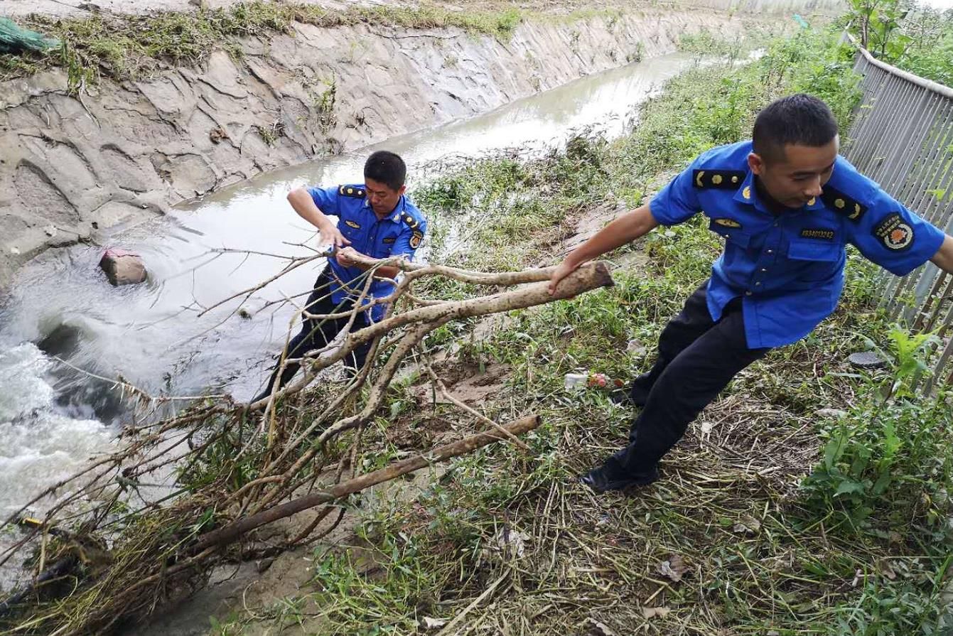  路面淤泥|南岗城管雨后忙清淤