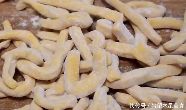 咬一口|南瓜别炒了,做成麻花,浓浓南瓜香,咬一口嘎嘣脆,小时候的味道