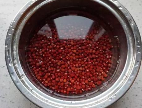  隔天|教你做红豆百合莲子汤，清甜软糯味道佳，女人隔天可吃一次