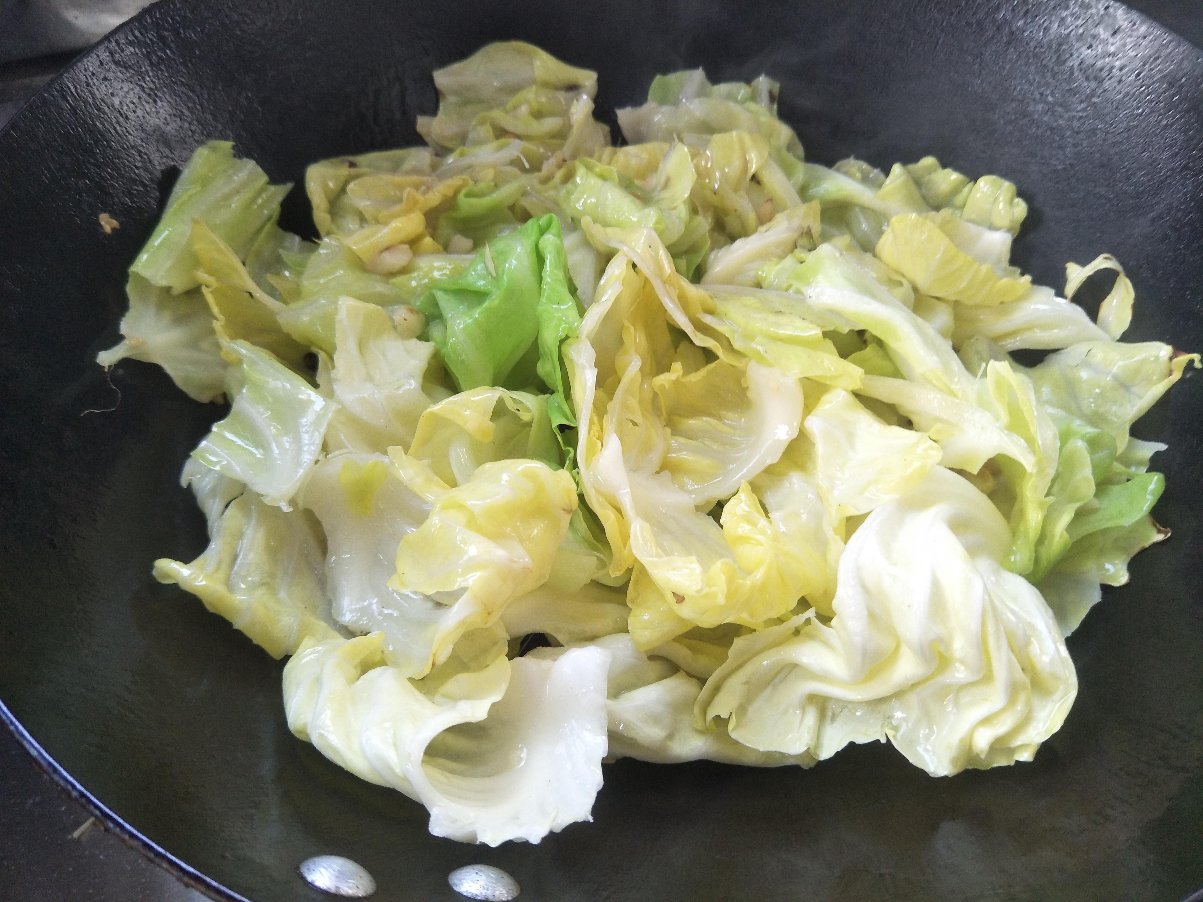  胡萝卜|炒包菜时，多加1样配菜，味道更好营养高，孩子老人都爱吃