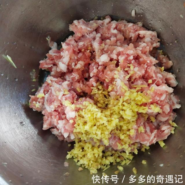  令人|虾蓉酱小笼包，入口鲜味浓，令人胃口大开