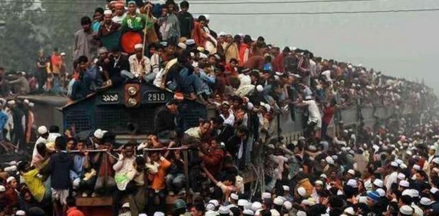 摩托车|印度游客:中国果然落后,我们骑摩托车,他们却还在骑自行车