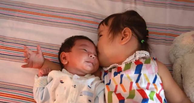 年轻夫妻|月入上万的年轻夫妻，要孩子却成了难言之隐，原因真的很现实