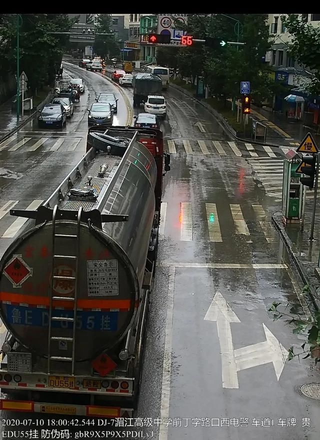 行人|【曝光台】在湄潭违停、闯红灯、不礼让行人，这些车遭了！