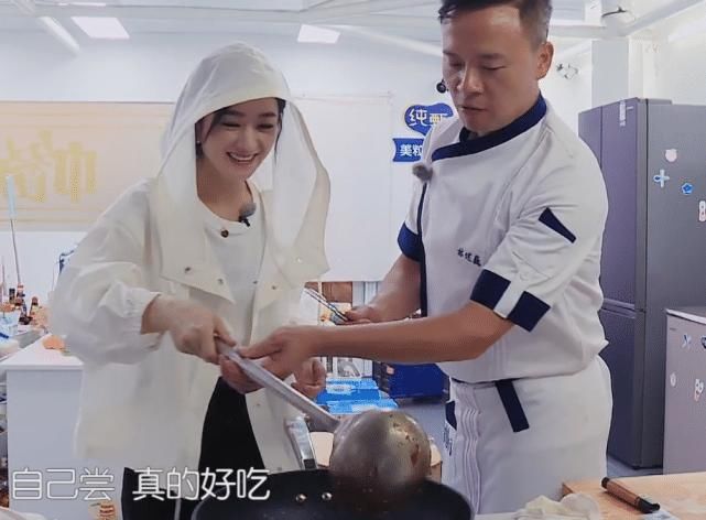 戴帽子|赵丽颖厨房炒菜戴帽子被喷太作,得知背后真相,才知错的有多离谱