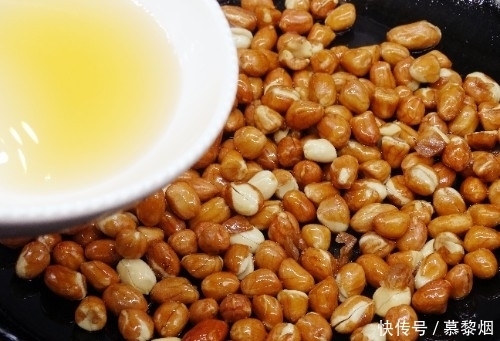 放油|炒花生米,先放油就错了!记住这5步,花生更香更酥,一周不返潮