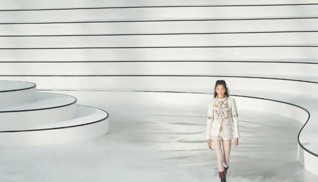  TA|拿什么配香奈儿 顶流时尚大咖都会选TA