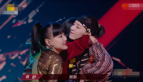  乐队|《乘风破浪》表演结束其他人都在台上，谁注意万茜去干啥了？变化真大