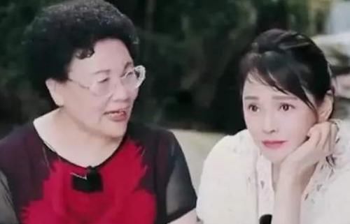  心口|秦昊妈妈带一家人爬山，伊能静却掉头就走，暖心口误暴露原因