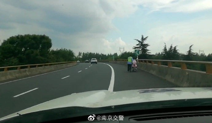 民警|女孩骑电动车误上高速至车没电 民警安全带其驶离