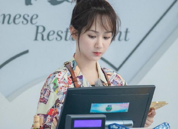  赵丽颖|同是担任前台小妹，赵丽颖与杨紫的待遇却不同，节目组有点偏心啦