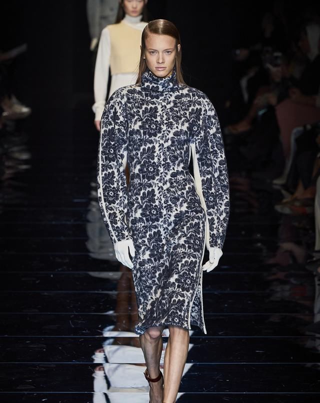  身姿|Sportmax展现女性妙曼身姿略带甜美感的剪裁与不对称美学打破刻板