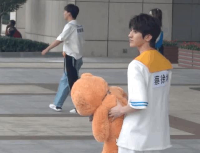  蔡徐坤|蔡徐坤到底有多高？在他手里小小的玩具熊，粉丝拿着却“变了样”