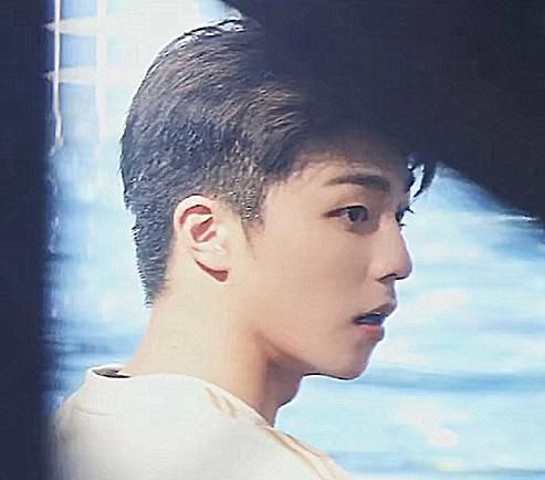  精致|《奔跑吧》最新泳池照：蔡徐坤奶包，何洛洛精致，周震南认不出