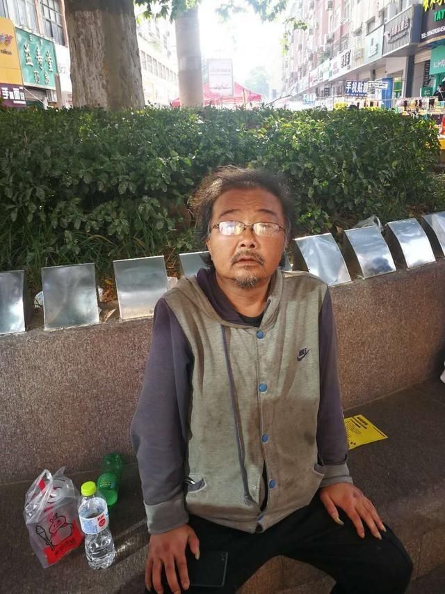  来前|大雨来前 他们紧急救助流浪汉