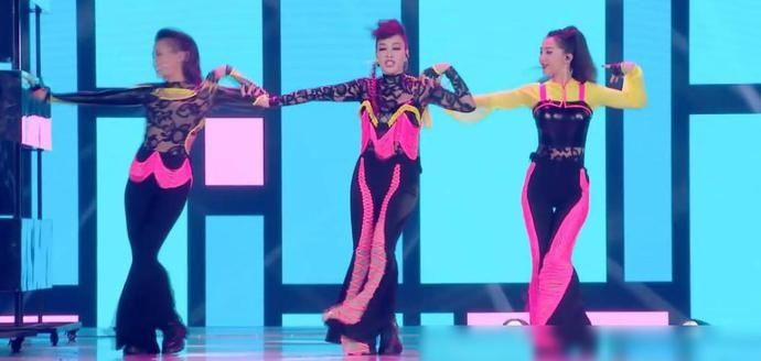  服装|《乘风破浪》二公服装太丑了，姐姐们是怎么同意穿上这些衣服的？