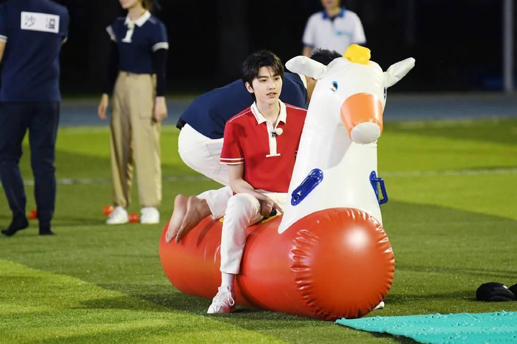  蔡徐坤|《奔跑吧》第九期播出 蔡徐坤身骑白马满足所有幻想