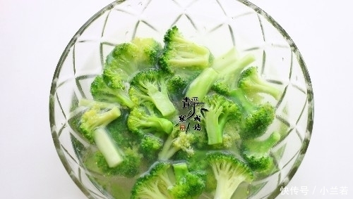 好吃|炒西兰花时,很多人都少了一步,难怪炒的不好看又不好吃