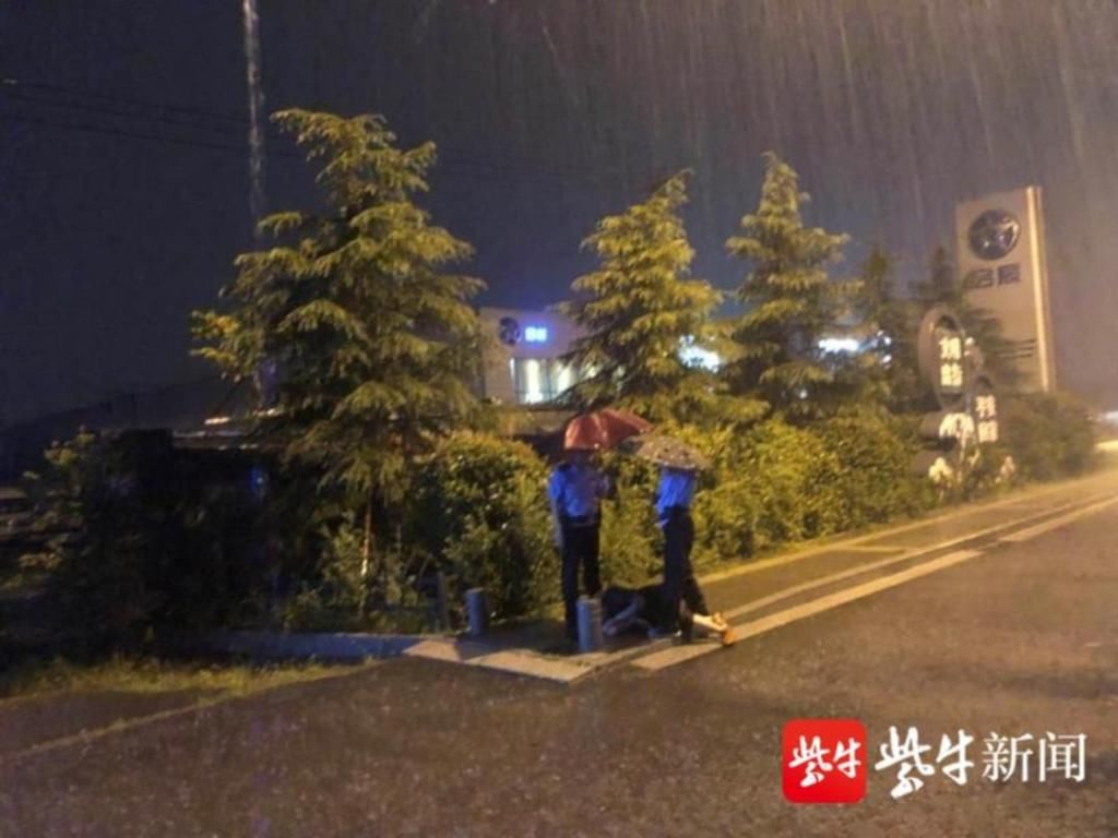 幸亏|这个男子心真大！贪杯雨夜倒路边，7岁儿子被淋透，幸亏民警及时施救父子化险为夷