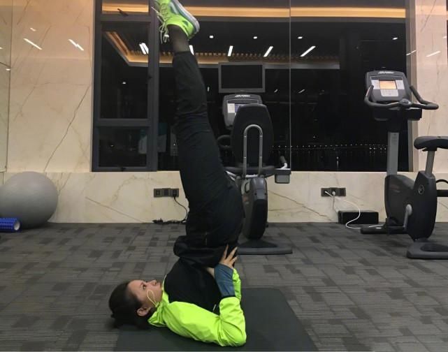 老袁|张歆艺和袁弘同框秀恩爱,她瘦身成功现尖下巴,却被吐槽是女壮士