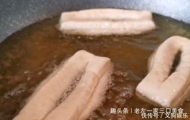 鸡蛋|花生米里加2个鸡蛋,居然这么好吃,不炒也不烙,好吃到停不下来