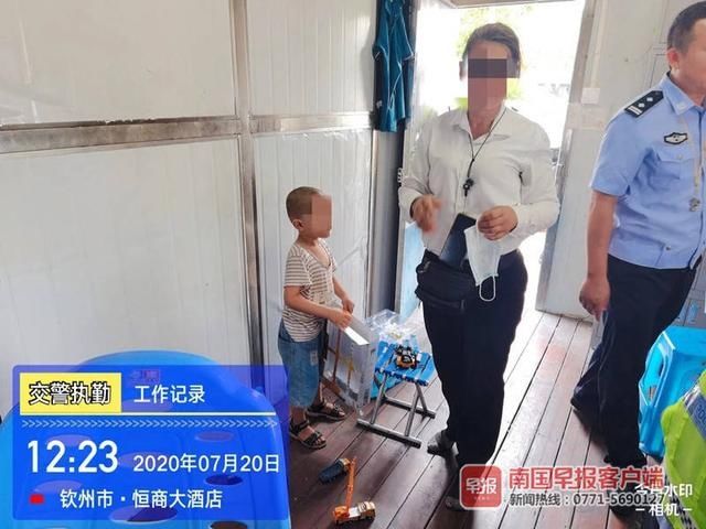  钦州|钦州一女子违法载客被查，把3岁娃丢在车流中，急骑而去……