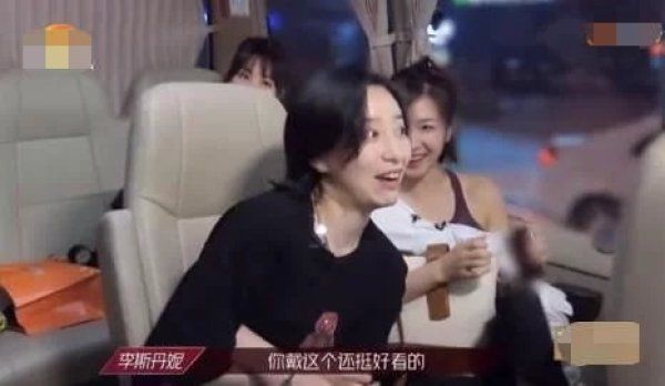 认错|金晨洗澡时认错人，还打人一巴掌，李斯丹妮的话蛮有爱