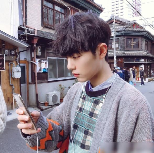  自语|肖战品美食，每种小吃只尝一口，自语“太浪费”，粉丝：被骂怕了