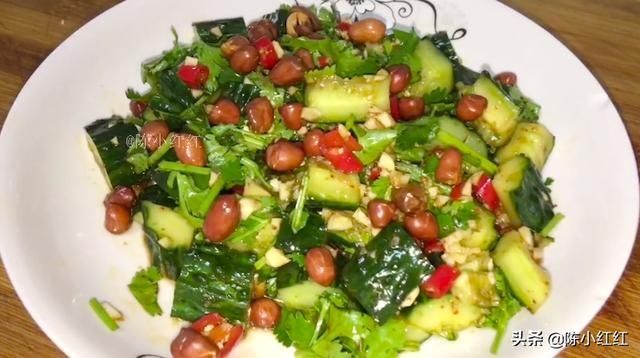 凉拌|炎热的夏天最适合来一份凉拌黄瓜,做法特别简单,清脆爽口