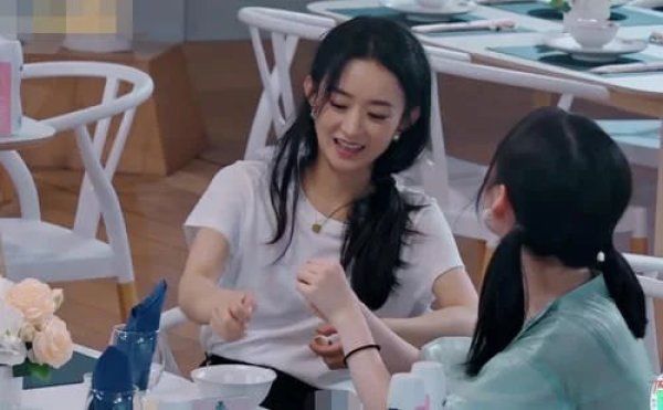  疑似|赵丽颖吃不下饭，疑似拿纸巾抹泪，谁注意到李浩菲做了啥？