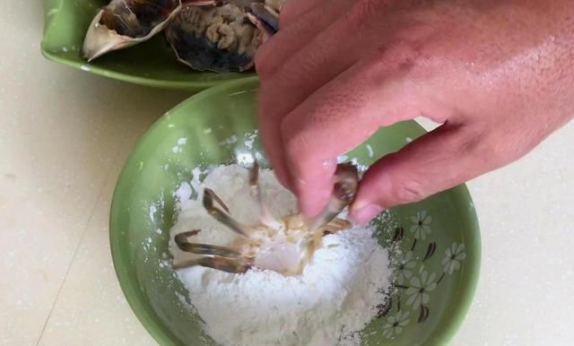  螃蟹|螃蟹别再蒸着吃了，这样一做外酥里又嫩，炒了一大盘硬是不够吃！