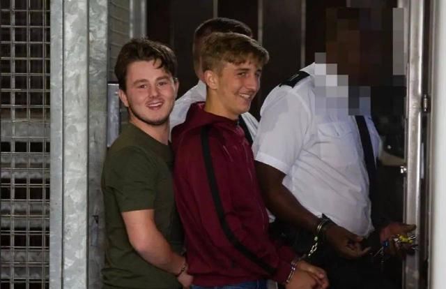 青少年|三名青少年杀警后获轻判,还冲记者扮鬼脸