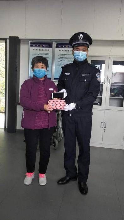 保洁人员|游客兵马俑景区公厕丢钱包 保洁员拾金不昧交民警寻失主