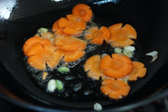  胡萝卜|天热不想做饭，5分钟一盘菜，简单又滋补，老少都爱吃