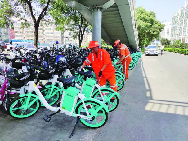 共享|吕梁：共享单车乱停放 累坏了环卫工人