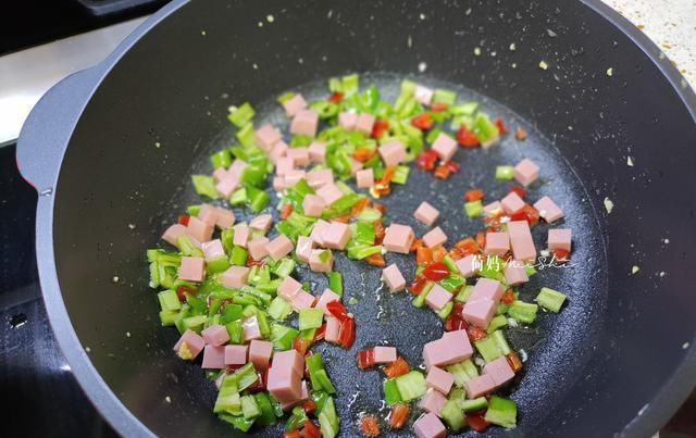 营养|蛋炒饭怎么做好吃?掌握好一点,米饭越吃越香,女儿能吃2碗