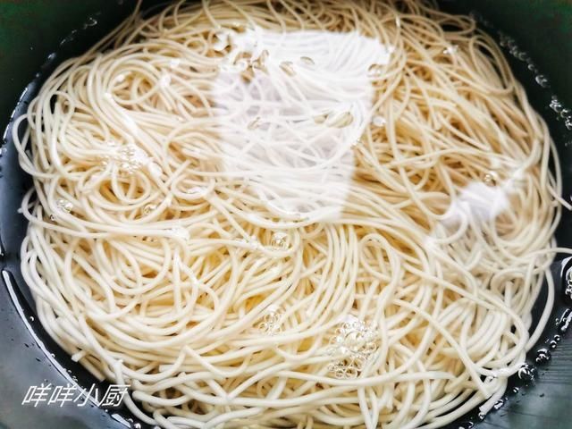  不知不觉|早饭一碗炒面解决，荤素齐全，不知不觉吃到撑，方法简单易学