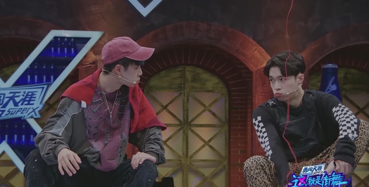 指压板上|《这!就是街舞》张艺兴指压板跳狂派,王一博拍地板什么意思?