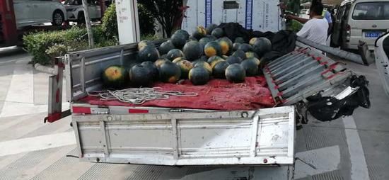  高速|货车高速追尾致西瓜散落路面 这群人15分钟清理避免二次事故