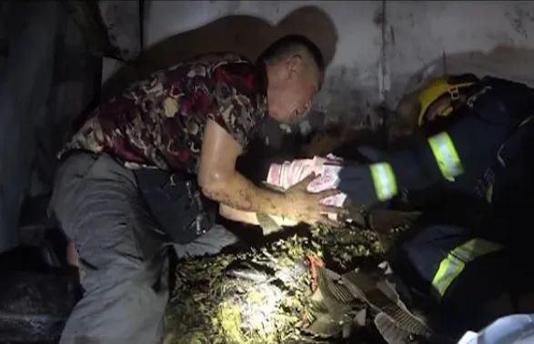  不顾|店铺凌晨突发大火，店主不顾阻拦冲进火海！接下来一幕......万幸！