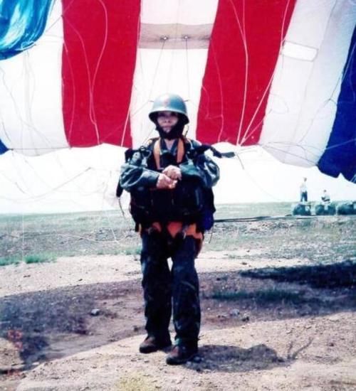 身份|8旬老人银行转账百万，银行员工急忙报警，真实身份揭开引发轰动