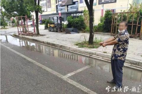  民警|“这么热的天，穿外套不难受？”男子解开衣服那一刻，所有人目瞪口呆