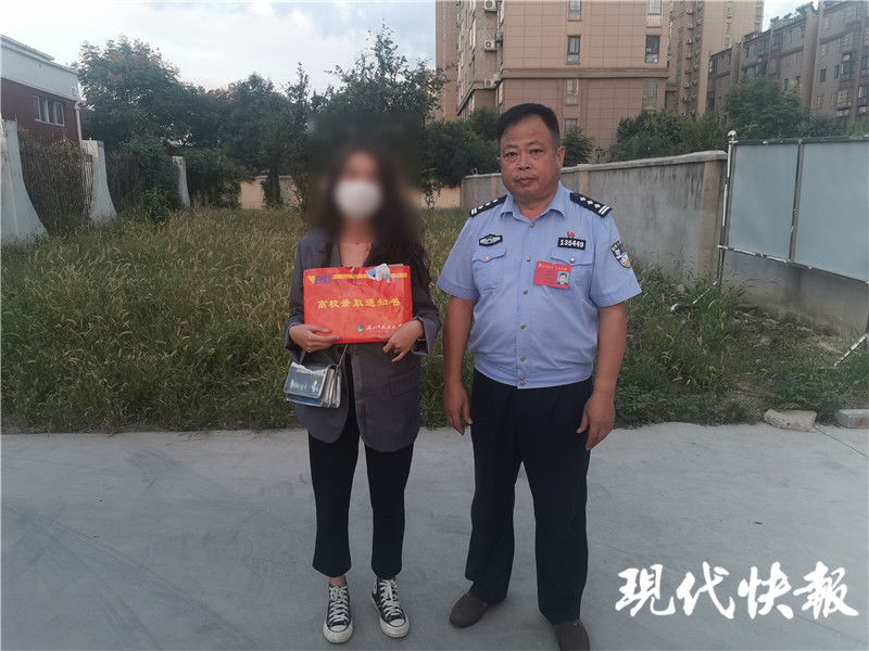 废品|粗心女生把录取通知书当废品卖了，民警在垃圾堆里翻了一个多钟头