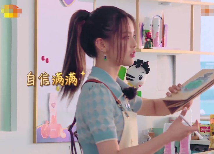  举动|杨超越首次为客人点菜，我却在观察赵丽颖举动，暖心姐姐无疑了